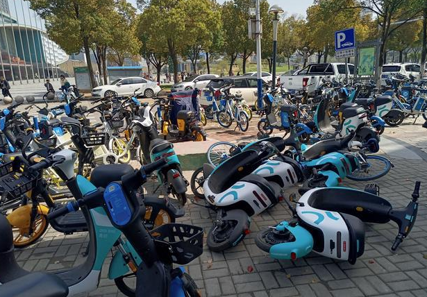 共享電動車亂停亂放現(xiàn)象主要問題在哪？